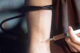 a-man-injecting-himself-with-drugs-pic-pa-931112059